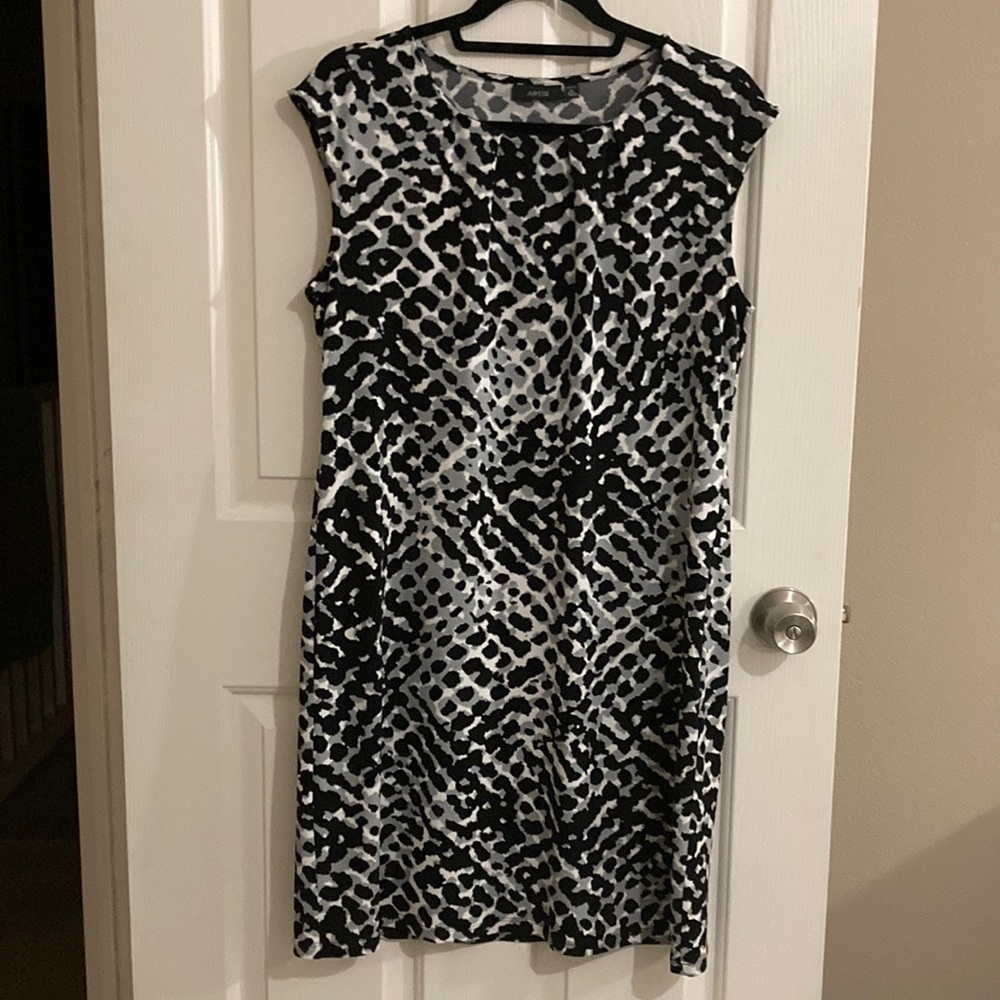 Apt.9 black, gray & white animal print sleeveless swing dress. Size petite large